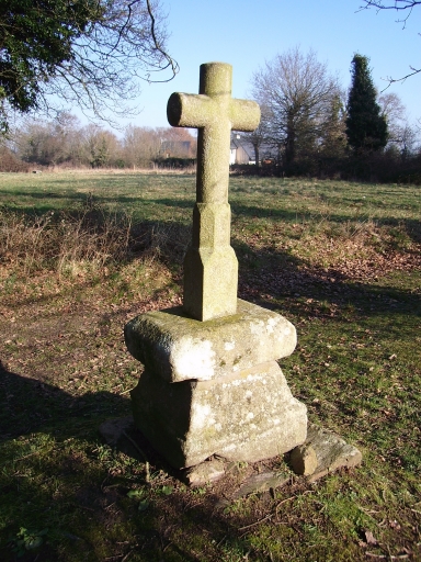 Vue générale ; Lancieux, la Croix-Sergeul. Croix de chemin (18ème siècle)
