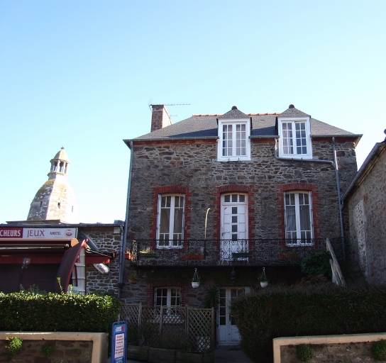 Vue générale (façade antérieure) ; Lancieux, le bourg. L'ancien hôtel de voyageurs Leroux (1er quart du 20ème siècle)