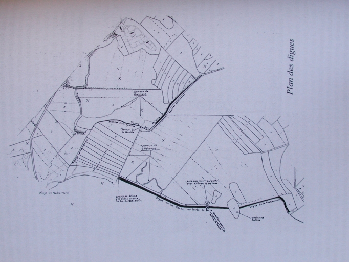 Plan des digues de Lancieux avec les anciennes salines (Colonel G. Leconte, Mairie de Lancieux) ; Plan des digues de Lancieux avec les anciennes salines et l'emplacement des écluses (Colonel G. Leconte, Mairie de Lancieux)