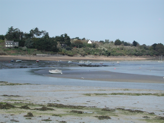 Vue du front de mer peu urbanisé du Frémur, rive gauche