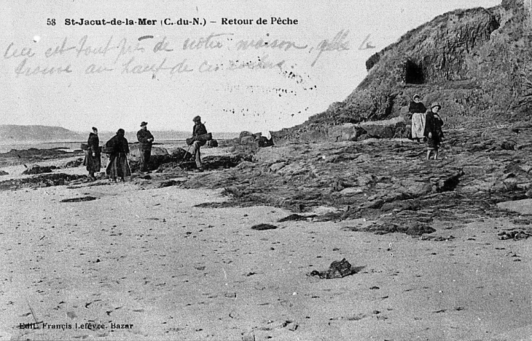 Pêcheurs à pied au début du 20ème siècle, dans la grève, à la Pointe du Chevet (carte postale, AD 22)