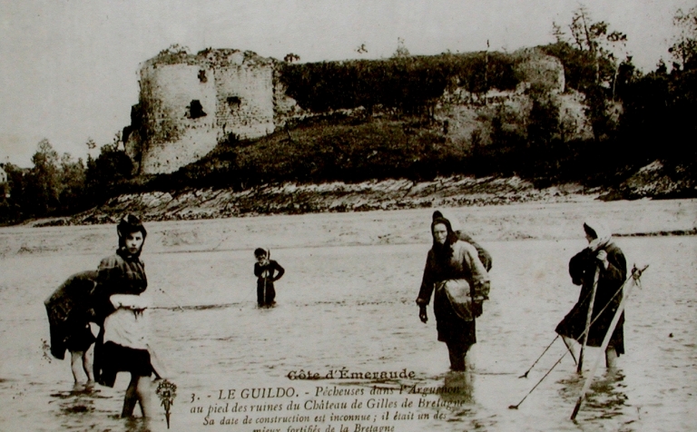 Les chevlinouères à songner dans les gués de l'Arguenon, au pied du château du Guildo, 2ème quart 20ème siècle (collection particulière)
