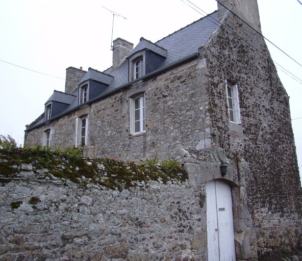 Trégon, le Vieux-Bourg. L'ancien presbytère (18ème siècle) ; Vue générale (façade antérieure) ; Trégon, le Vieux-Bourg. Ancien presbytère (18ème siècle)