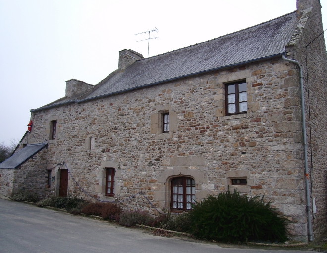 Vue générale ; Trégon, le Vieux-Bourg. Maison (2ème moitié du 16ème siècle ?)