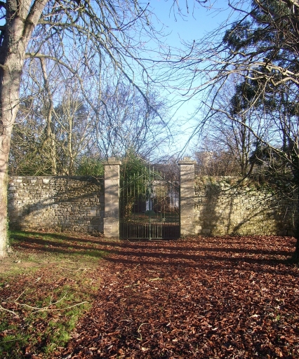 Vue générale de l'allée et de l'entrée ; Trégon, manoir de la Ville-ès-Comte (18ème siècle)