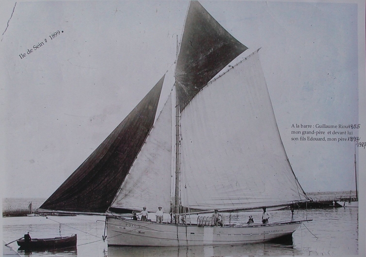Le langoustier loguivien 'Louis-Marianne', en 1899 à l'Ile de Sein, avec le patron à la barre Guillaume Riou et son fils Edouard Riou (collection particulière)