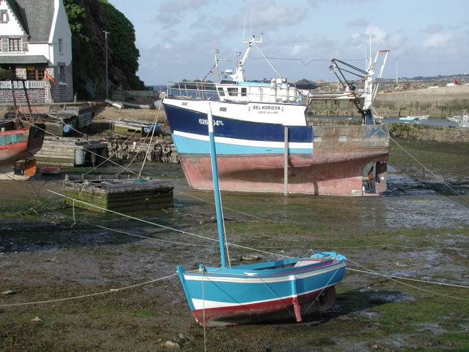 Bateaux de pêche dans le port de Loguivy : deux générations de bateaux