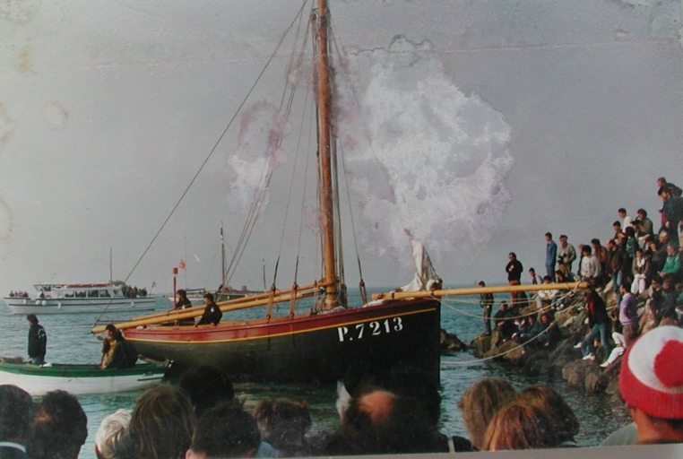 Enez Koalen', le jour de son lancement à Loguivy, avril 1989 (collection particulière, Ecole de mer du Trégor)