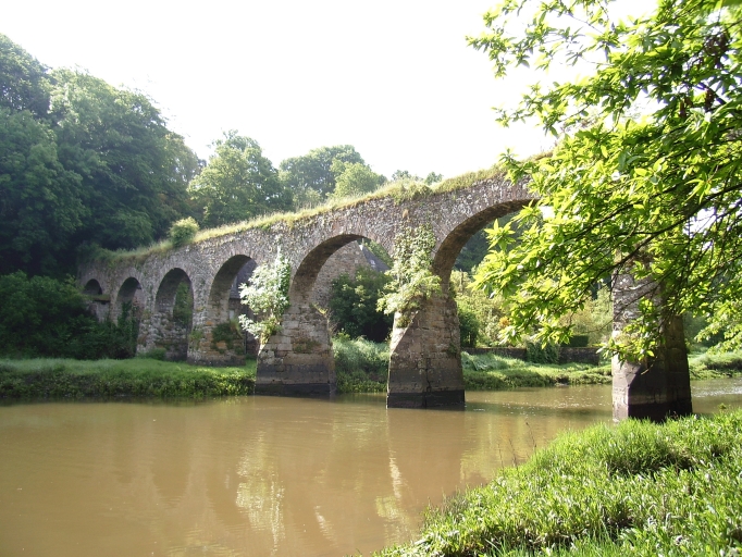 Plouguiel, l'aqueduc du Guindy (ISMH, 1931) ; Plouguiel - Minihy-Tréguier : vue générale du pont aqueduc du Guindy depuis Plouguiel, élévation nord ; Plouguiel, l'aqueduc du Guindy (1er quart du 17ème siècle)