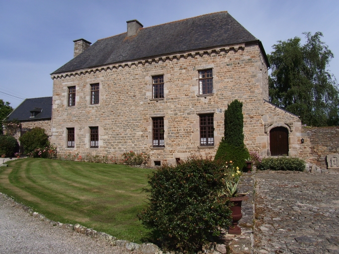 Logis manorial, élévation antérieure ; Plouguiel, le manoir de Kerousy (1ère moitié du 16ème siècle)