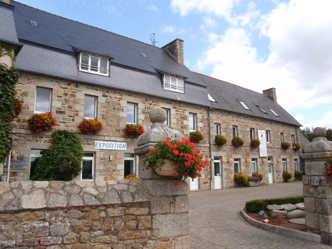 Vue générale ; Penvénan, le bourg. Ancienne école des Soeurs du Saint-Esprit (19ème siècle)