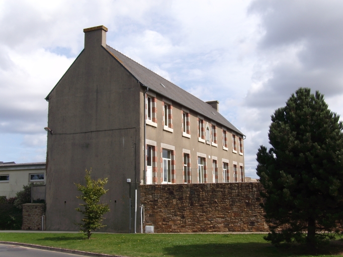 Vue générale ; Penvénan, le bourg. École (1er quart du 20ème siècle)