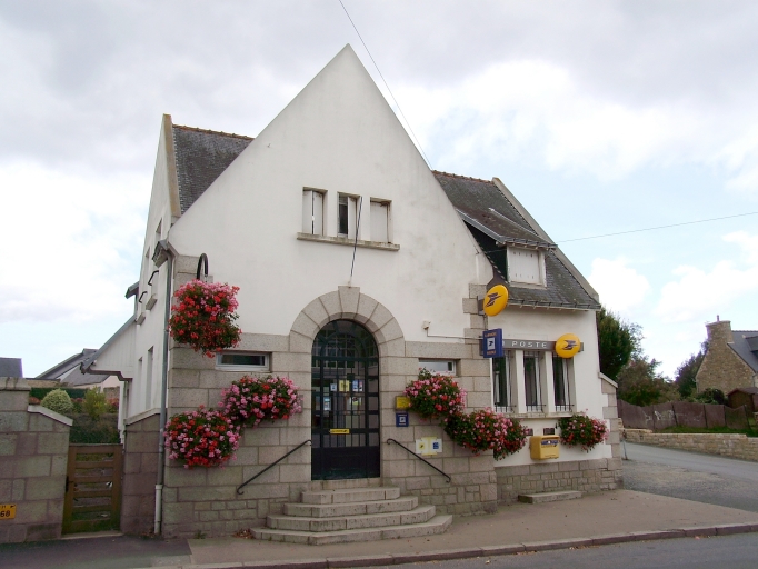 Vue générale ; Penvénan, le bourg. Bureau de poste (milieu du 20ème siècle)