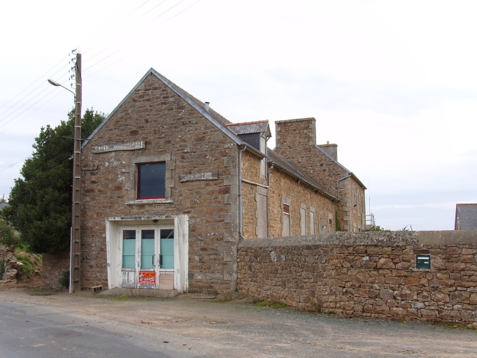 Vue générale ; Penvénan, Loguellou. Ancienne école (1er quart du 20ème siècle)