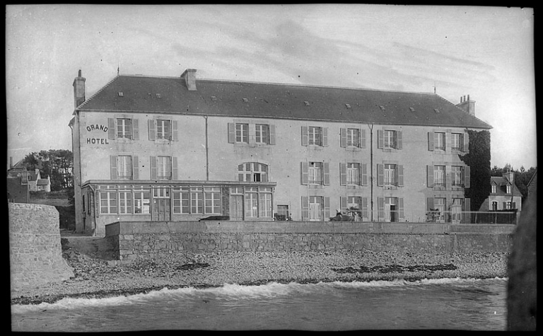 Vue générale, photographie noir et blanc, par Lacombe, 1ère moitié du 20ème siècle (AD 22) ; Penvénan, Port-Blanc. Vue générale du Grand Hôtel, photographie noir et blanc, par Lacombe, 1ère moitié du 20ème siècle (AD 22)