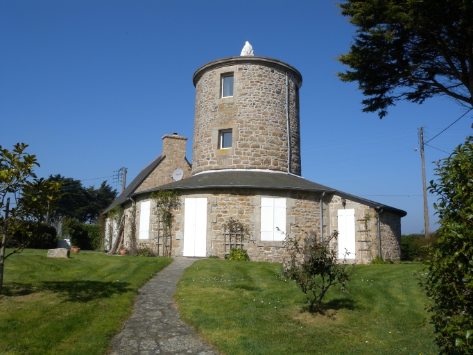 Vue de la façade antérieure du moulin, transformé en maison d'habitation