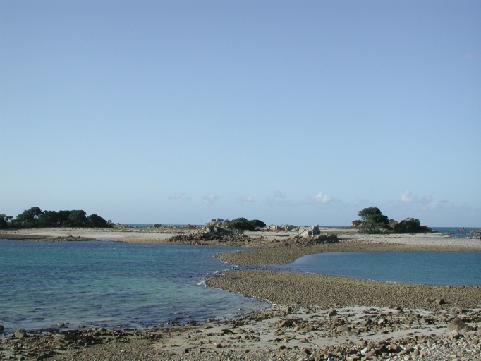 Vue générale de l'Île aux Femmes avec le tombolo qui la relie à la côte