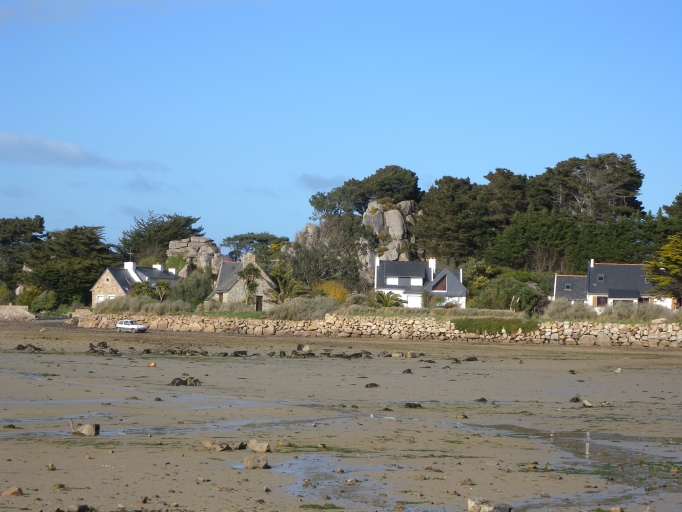 Vue générale du front de mer de Buguélès