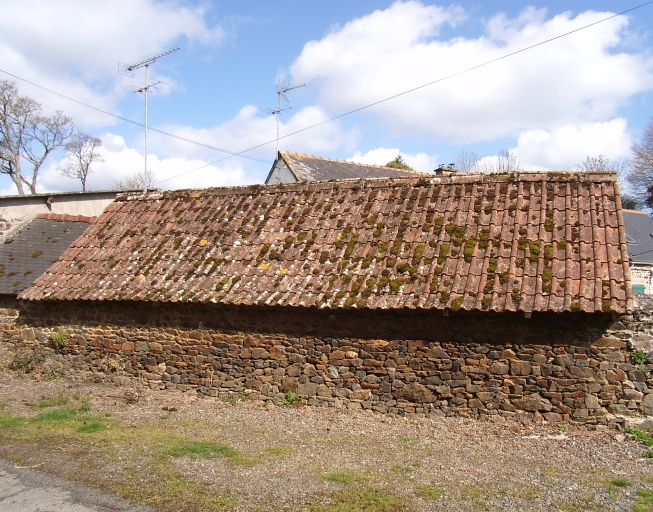 Pordic, le Guessiou. Toit à deux pans d'une dépendance recouvert de tuiles mécaniques à double rouleau fabriquées dans le Sommerset en Grande-Bretagne