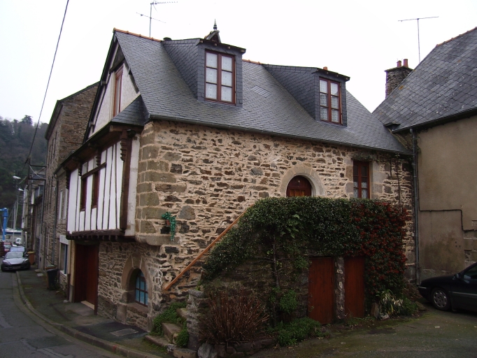Vue générale ; Plérin, Le Légué. Maison (1691)