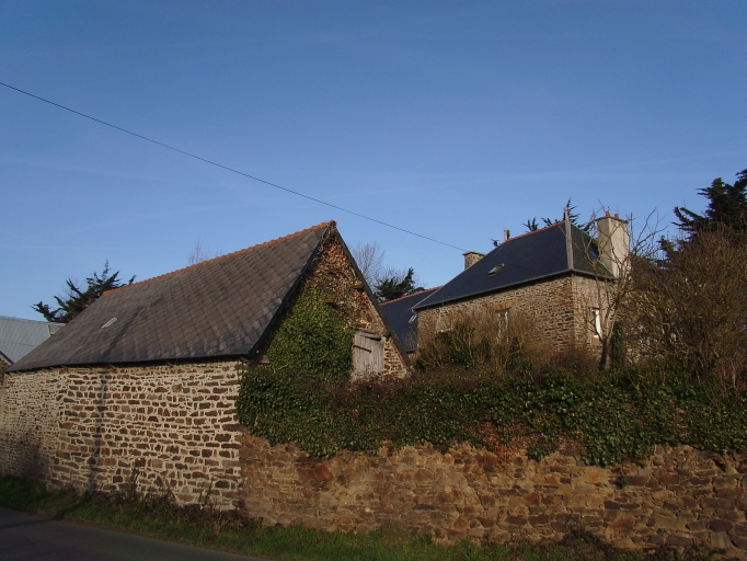 Vue générale ; Plérin, la Ville-Houard. Ferme (17ème siècle)