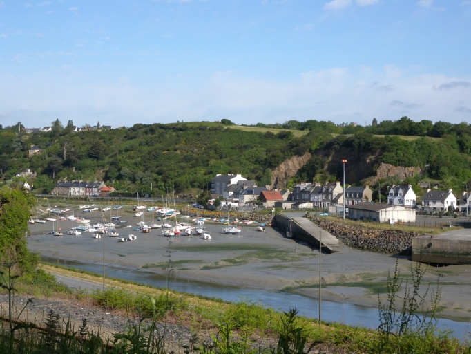 Vue du port d'échouage pour la pêche plaisance en amont de la cale et du terre-plein de la Ville-Gilette