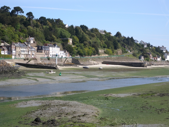 Vue de la cale de la Douane et du môle de sous la Tour (ancien lieu d'échouage des bateaux de pêche)