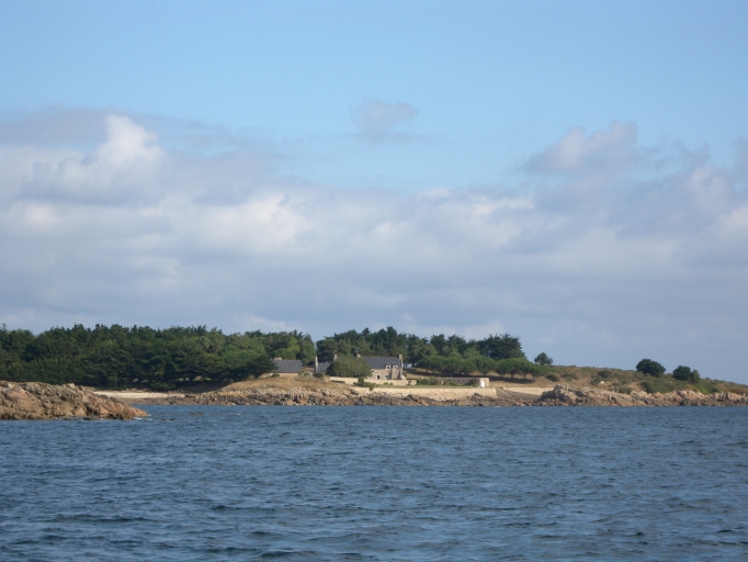 Vue générale depuis la face Est de l'île avec les bâtiments