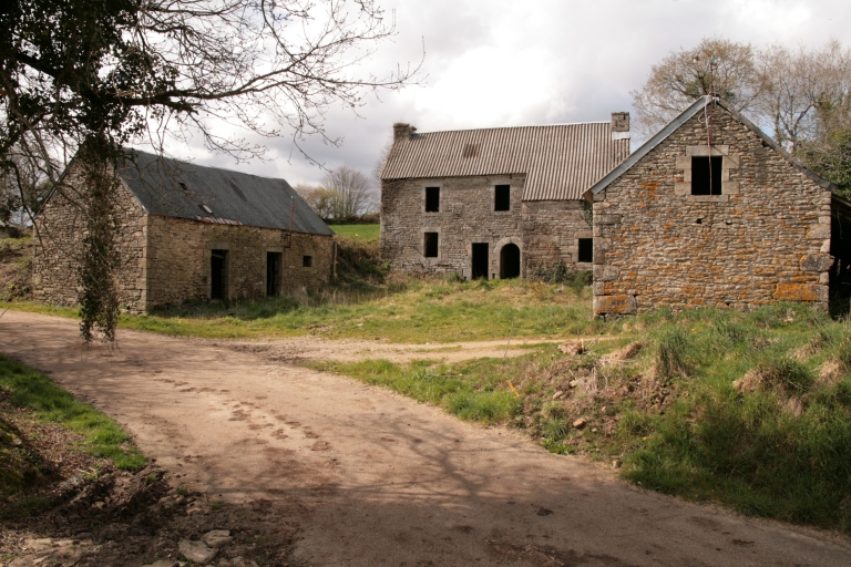 Rozvéguen : ancienne ferme ; Vue générale sud