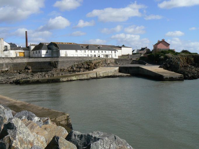 Les deux cales devant l'ancienne conserverie Capitaine Cook ; Vue générale des cales Cayenne et Larzul