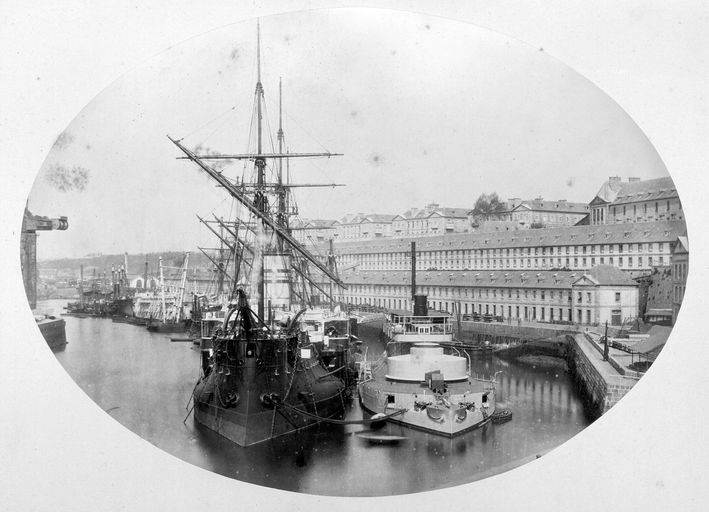 Vue de l'arsenal de Brest en 1880 : la Penfeld, le quai, les corderies basses et hautes, l'hôpital Clermont-Tonnerre (identification par un plan de 1860 de la Ville et du port de Brest). Navires indéterminés fonctionnant à la voile et à la vapeur ; Vue de l'arsenal de Brest en 1880 : la Penfeld, le quai, les corderies basses et hautes, l'hôpital Clermont-Tonnerre (identification par un plan de 1860 de la Ville et du port de Brest). Navires indéterminés fonctionnant à la voile et à la vapeur