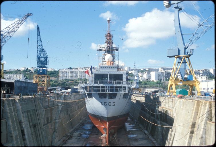 Vue de l'arsenal de Brest en 1980 : formes de construction, bassins de radoub de Laninon dits bassins de Laninon (n° 8 et 9). Bâtiment d'essais et de mesures Henri Poincaré n° A 603