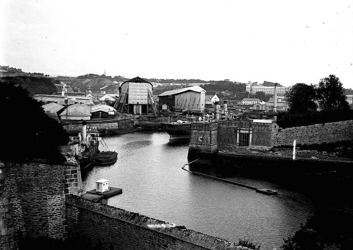 Vue des portes de l'Arrière-garde et de Quéliverzan, 1er quart 20e siècle