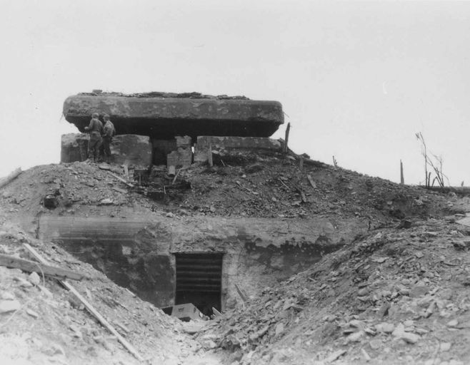 Vue du poste de direction de tir de type M 157 des batteries lourdes du Portzic, septembre 1944 (U.S. Army Signal Corps) ; Vue générale en septembre 1944 : front arrière côté entrée (United States Army Signal Corps, USASC)