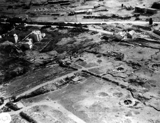 Vue de la festung Brest pendant la bataille de Brest, U.S. Army Signal Corps, septembre 1944 : vue aérienne oblique de la batterie antiaérienne codée M.K.B. Dingi (4 canons de 10,5 cm ; 2 canons de 2 cm) (3 / Ma Fla 803) ; Vue de la festung Brest pendant la bataille de Brest, U.S. Army Signal Corps, septembre 1944 : vue aérienne oblique de la batterie antiaérienne codée M.K.B. Dingi (4 canons de 10,5 cm ; 2 canons de 2 cm) (3 / Ma Fla 803)