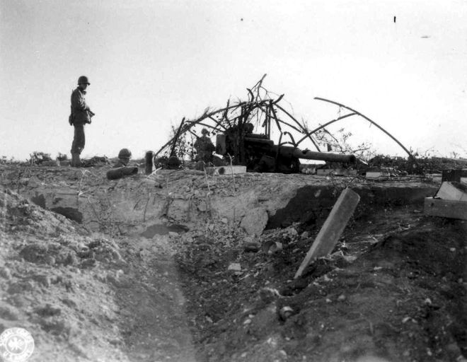 Vue de la festung Brest pendant la bataille de Brest, U.S. Army Signal Corps, septembre 1944 : colline 92 (99-01) soldats américains devant un canon double antiaérien de 105 mm hors d'usage (batterie antiaérienne de Kermeur) ; Vue de la festung Brest pendant la bataille de Brest, U.S. Army Signal Corps, septembre 1944 : colline 92 (99-01) soldats américains devant un canon double antiaérien de 105 mm hors d'usage (batterie antiaérienne de Kermeur)