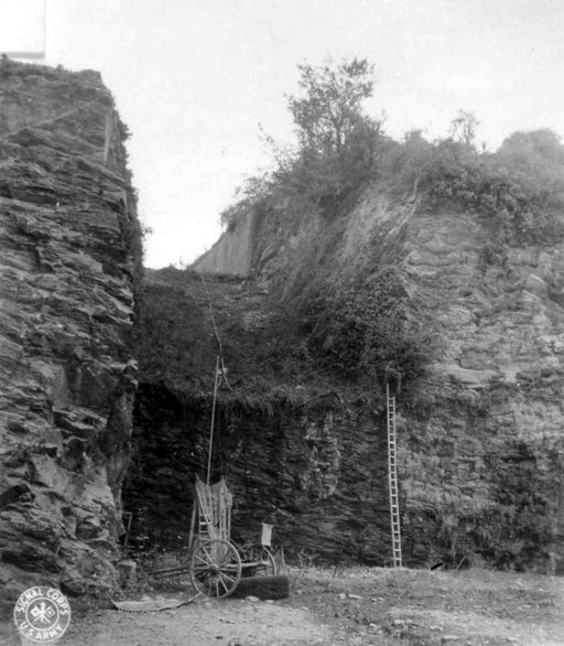 Vue de la festung Brest pendant la bataille de Brest, U.S. Army Signal Corps, septembre 1944 : fossé sec des fortifications d'agglomération de l'Harteloire (enceinte neuve de 1848) depuis la route du Moulin à Poudre ; Vue de la festung Brest pendant la bataille de Brest, U.S. Army Signal Corps, septembre 1944 : fossé sec des fortifications d'agglomération de l'Harteloire (enceinte neuve de 1848) depuis la route du Moulin à Poudre