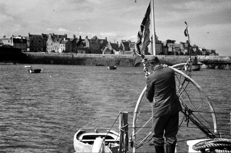 Vue du port de Roscoff depuis une vedette en bois de la Marine nazie (collection particulière). Il s'agit d'une photographie de propagande