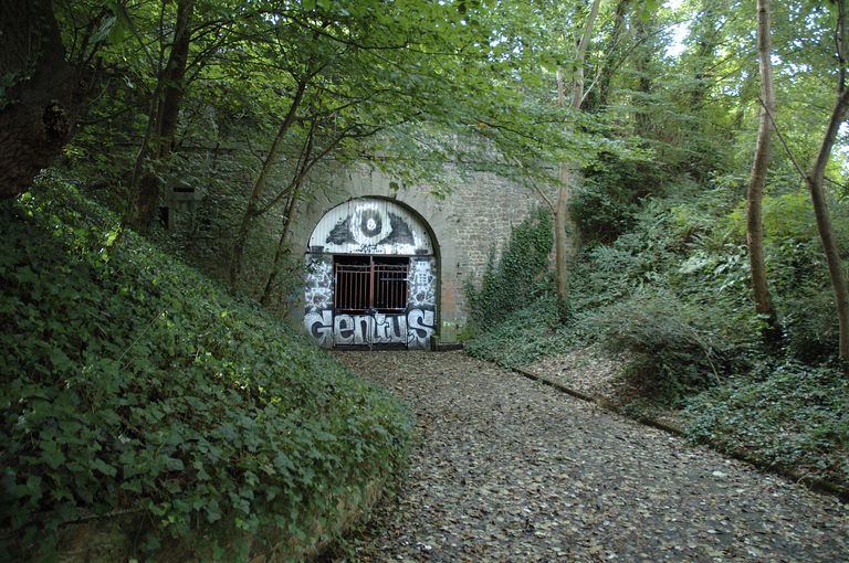 Vue de l'entrée du tunnel d'Heurtebise traversant le front bastionné de l'Harteloire dit Nouvelle enceinte (construite en 1848)