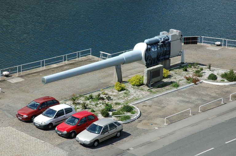 Vue générale du monument commémoratif : canon de 380 mm. du bâtiment de ligne de 35 000 tonnes Richelieu