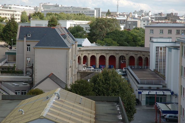 Vue de l'hôpital Clermont-Tonnerre, Service de Santé des Armées : hémicycle qui constituait l'entrée principale de l'ancien hôpital