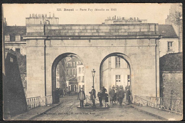 Vue générale de la porte Foy à Brest, carte postale