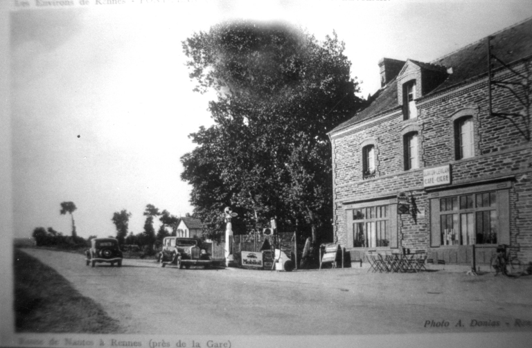 Le batiment durant les années 1930 (?), (Coll. Part., Charles Seigneur, Pont-Péan) ; La route de Nantes, près de la gare durant les année 1930 (?), (Coll. part., Charles Seigneur, Pont-Péan) ; Le café près de la gare , durant les années 1930 (?), (Coll. Part. Charles Seigneur, Pont-Péan)