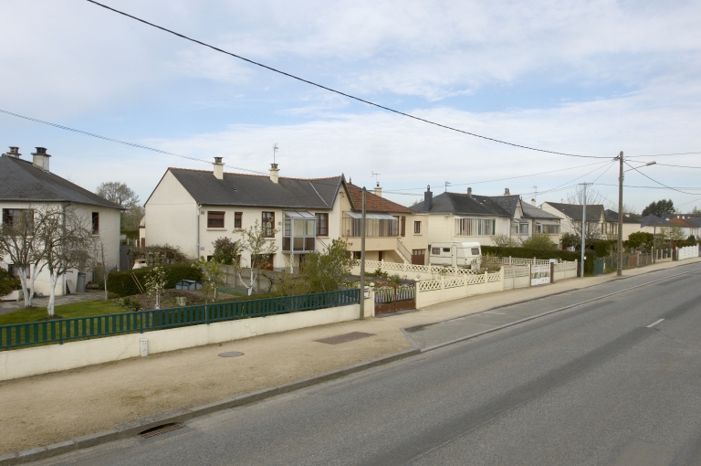 Le lotissement minier ; Vue générale rue de Nantes ; Le lotissement, route de Nantes ; Pavillonaire, maisons d'ouvriers, route de Nantes