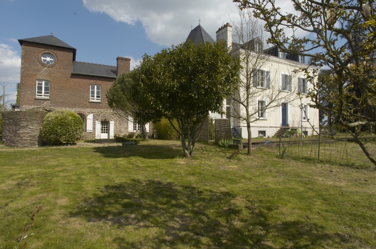 Vue sur la maison du Directeur et l'orangerie