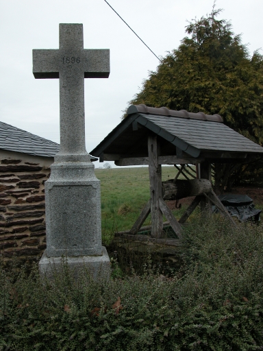 Vue générale ; Croix de la Croix des Landes, date porté 1890