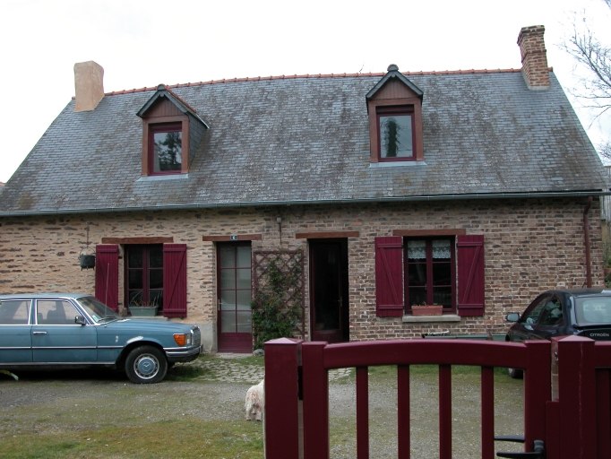 Vue du logis de la ferme ; Logis à deux foyers juxtaposés, la Clôture