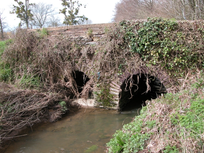 Pont de Tellé ; Vue de la face amont du pont ; Le pont de Tellé