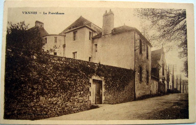 La Providence, élévation rue Saint-Tropez. Photo Combier, Macon. AD Morbihan 9Fi.