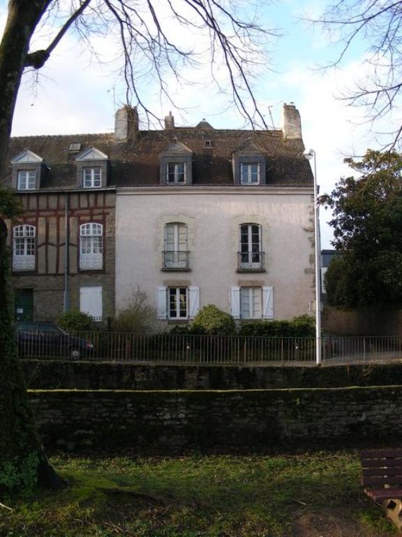 Elévation antérieure prise du jardin de la Garenne.